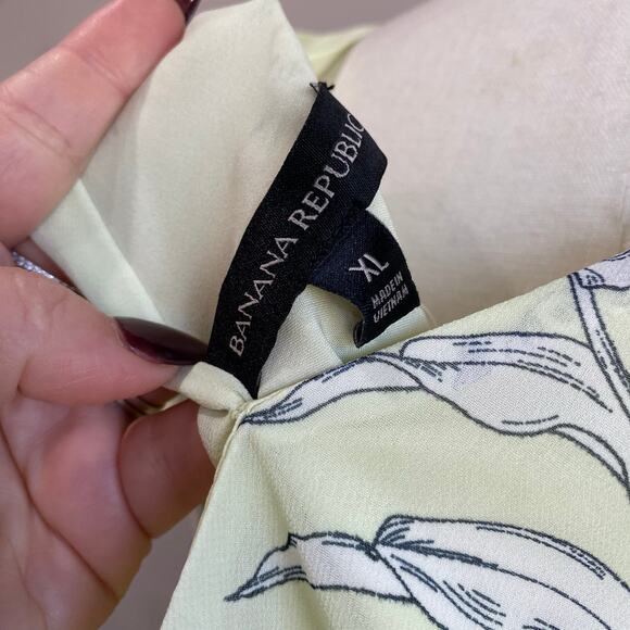 Banana Republic V-Neck Peplum Career Blouse in a Creamy Floral Yellow Sz XL - Picture 10 of 12